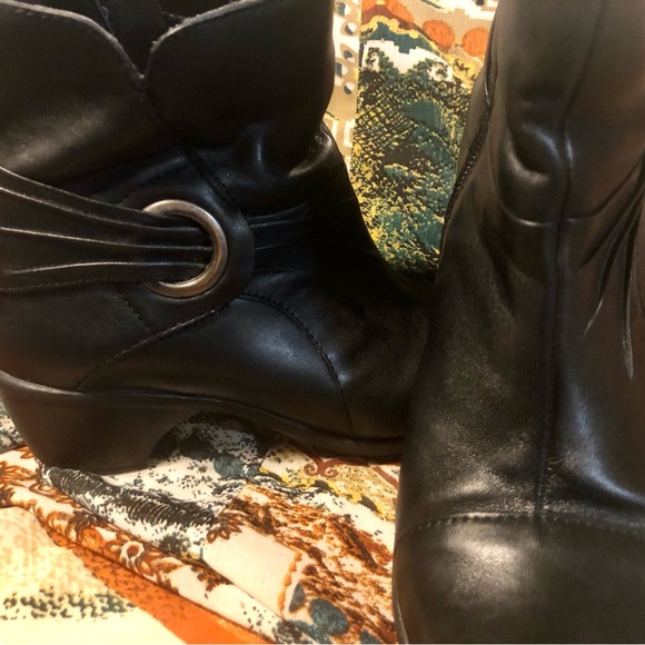 Clarks Bendable’s Leather Ankle Boots in Sz. 6M
PRICE DROP 🥰 $40‼️ - Picture 11 of 11